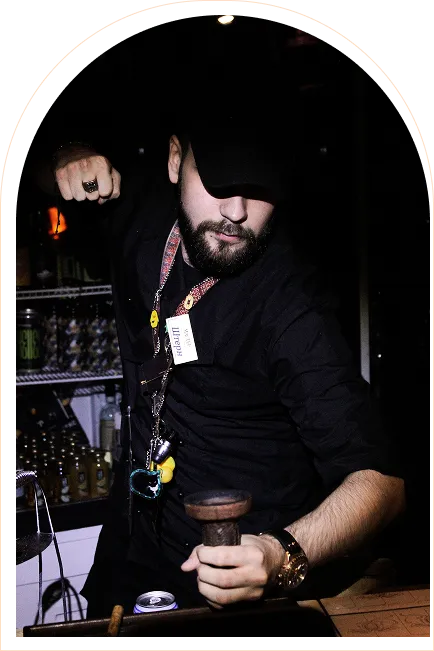 мужчина забивает кальян